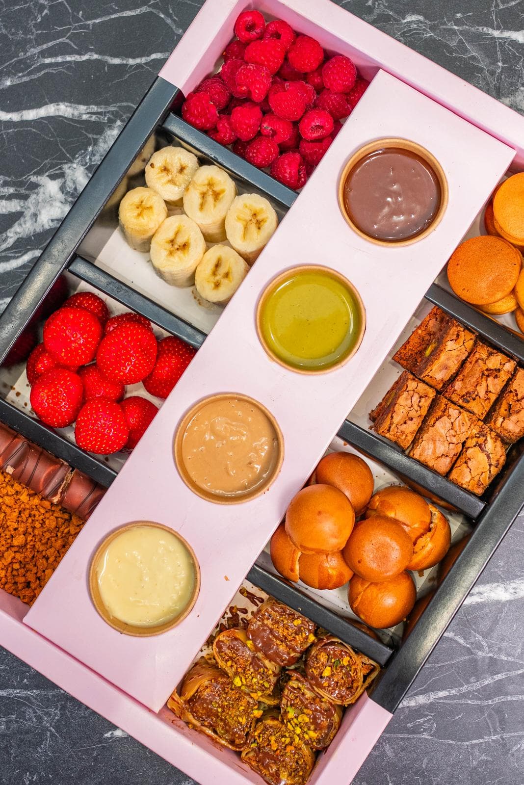 Box à partager : fruits, sauces, bubble waffle et brownies