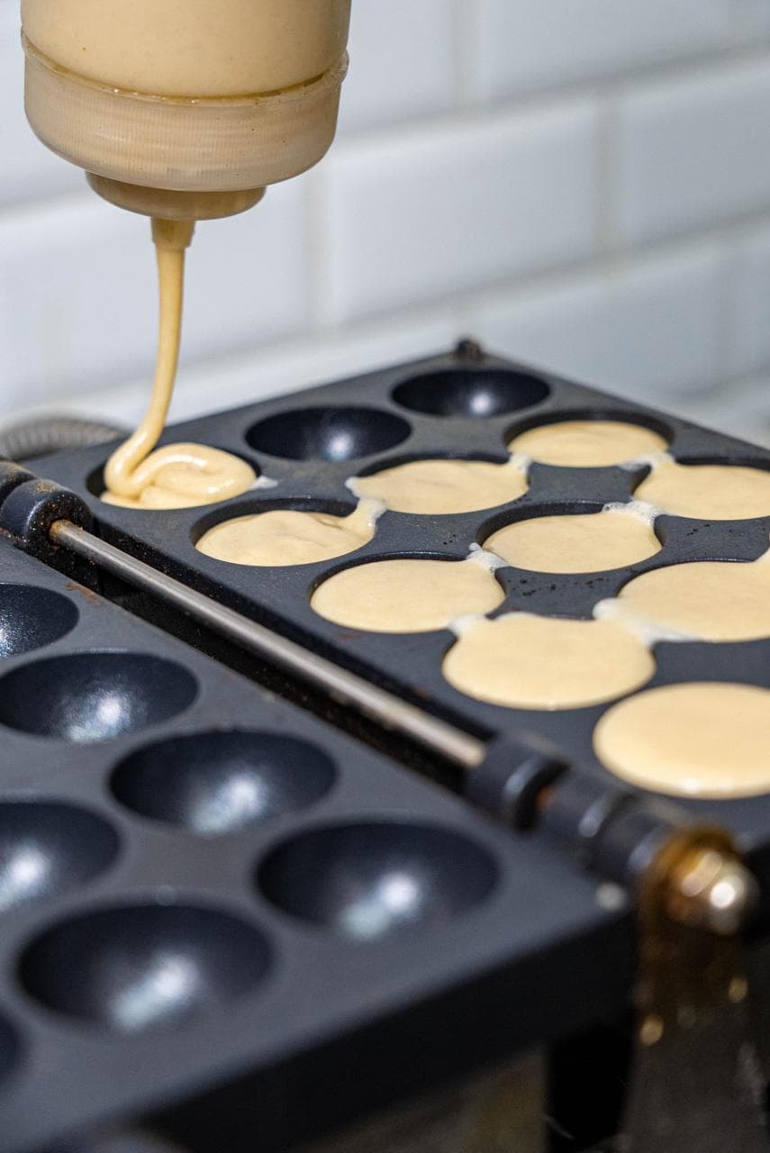Pâte versée dans le moule à bubble waffle