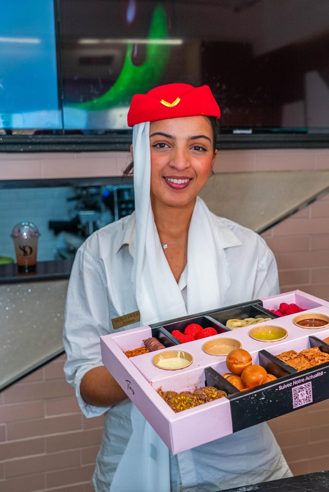 Hôtesse Dubai Sweet présentant une box à partager